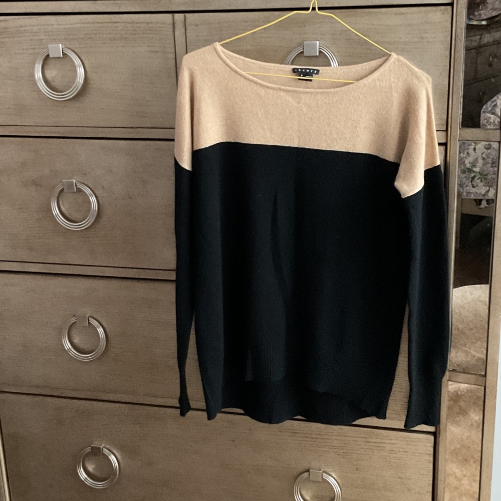 Theory Black and Tan Crew Neck cashmere Sweater; size S